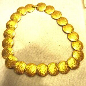 VTG 70'S GOLD TONE HAMMERED DISC CHOKER NECKLACE